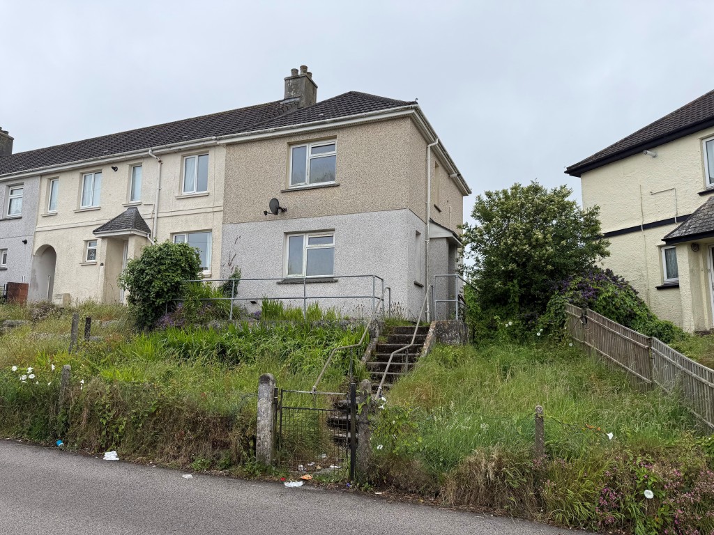 Lot: 130 - TWO-BEDROOM END-TERRACE HOUSE FOR IMPROVEMENT - Front elevation